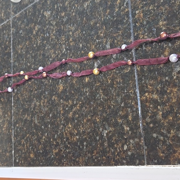 An extremely long brown ribbon and fake pearl necklace - Picture 2 of 4